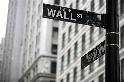 Intense Trading Battles Over Quantum Technology Stocks as Institutional and Prominent Traders Dump Large Positions in Yellow River Whirlwind.