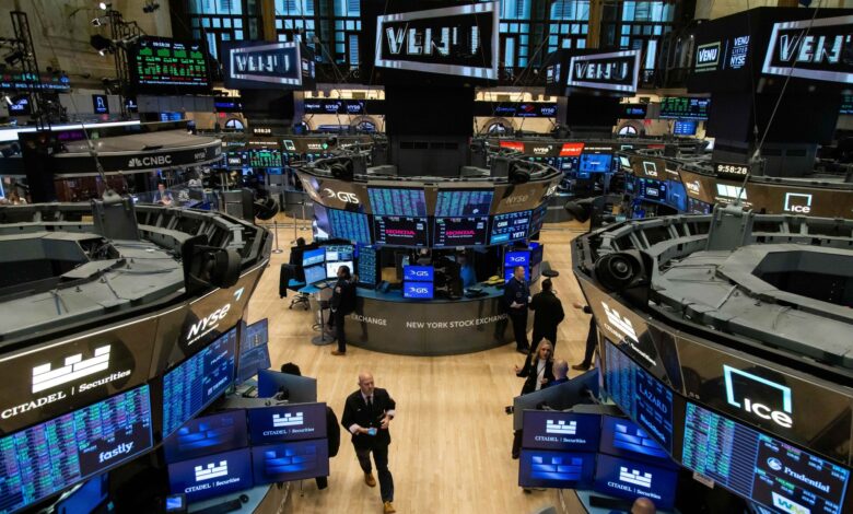 Dow futures down more 300 points, JPMorgan tops Q3 estimates on trading, investment banking strength Dow futures down more 300 points, JPMorgan tops Q3 estimates on trading, investment banking strength