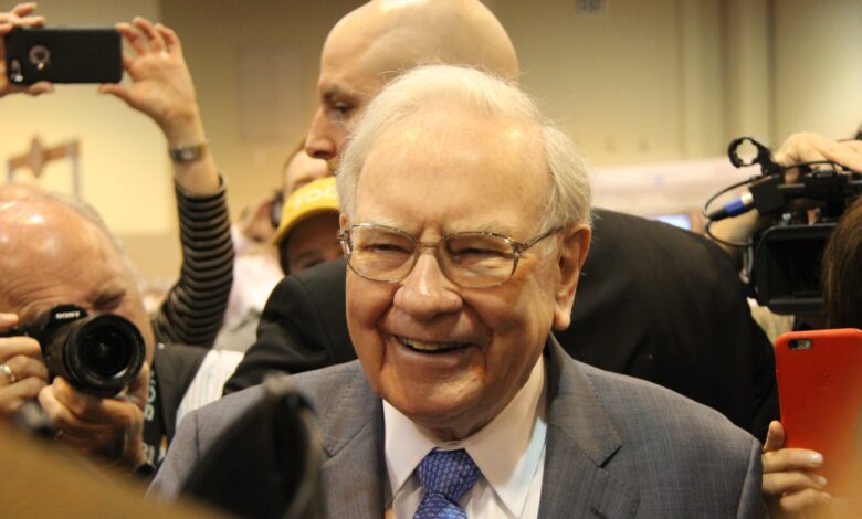 Billionaires Warren Buffett and Ray Dalio Are Completely Split on Gold. Who’s Right?
