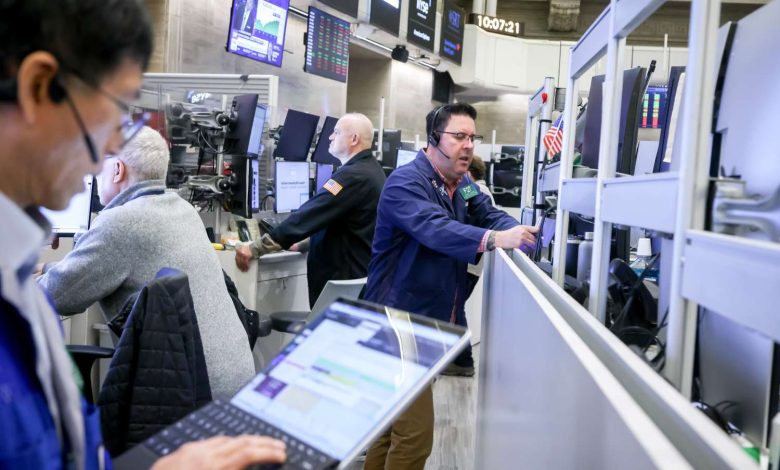 Stocks Fall; S&P 500, Dow on Pace for 4th Straight Loss; Oil Futures Rebound as Trump Orders Blockade of Venezuelan Tankers