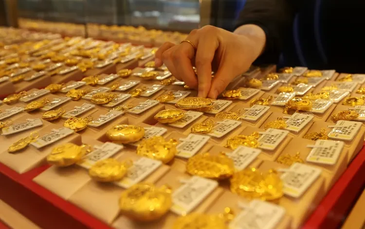 Gold Prices Surpass 00 per Ounce Amid Market Uncertainty