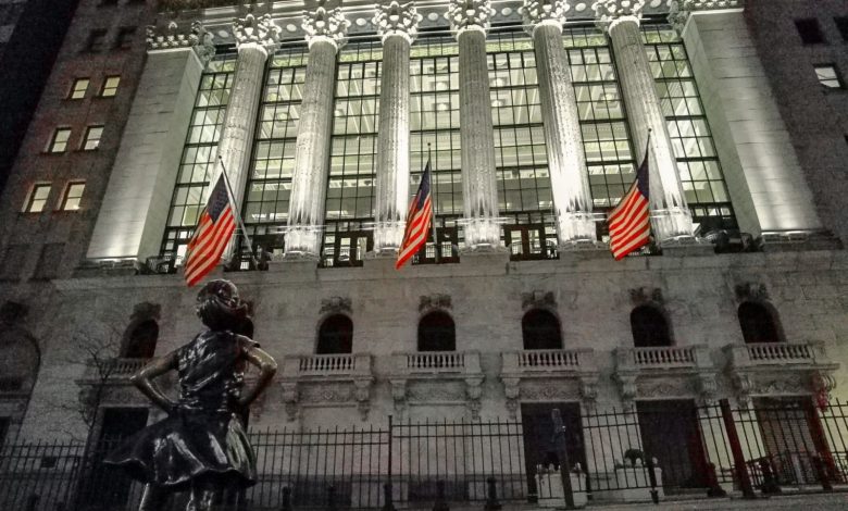Stocks Settle Lower on Weakness in Chip Stocks and Miners