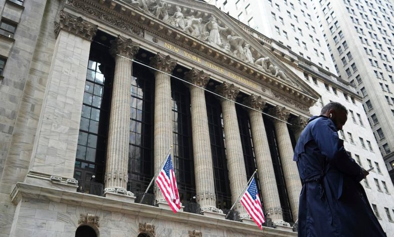 Shares trade mixed, gold jumps