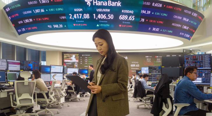 International stocks pummelled the S&P 500 with 32% returns in 2025. What to know before adding them to your portfolio