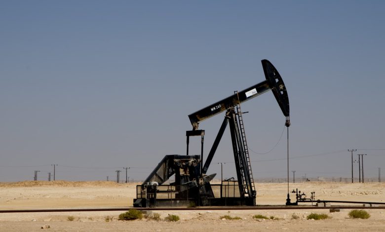 Oil falls as U.S. may intervene in futures market, issues waiver for Russian purchases Oil falls as U.S. may intervene in futures market, issues waiver for Russian purchases