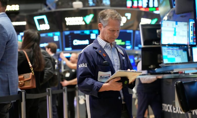 US stocks trim much of an early drop as market remains twitchy after oil spikes to nearly 0