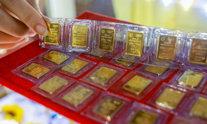Gold prices plunge – VnExpress International