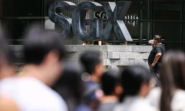 Singapore stocks close higher after rebound of global chipmakers; STI up 1.2%