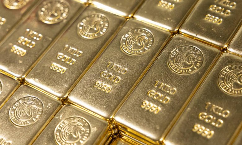 Gold eases as markets await Fed minutes for direction