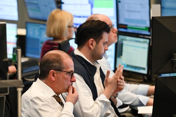 AI stocks face mounting pressure as bond markets send a warning – London Business News