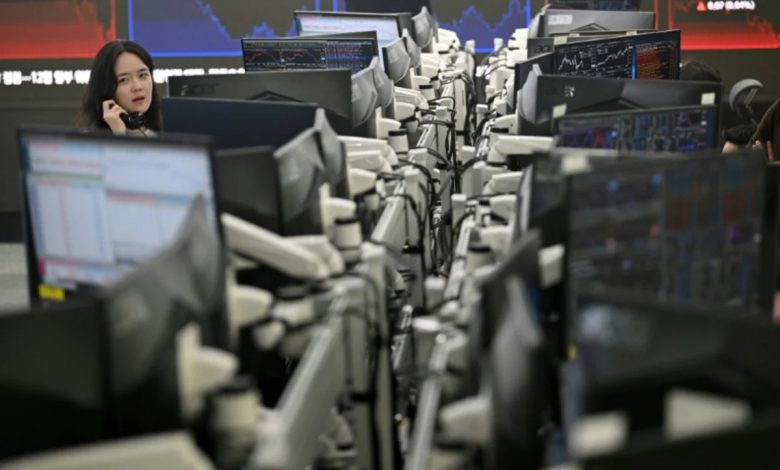Stock markets diverge as tech recovery stutters