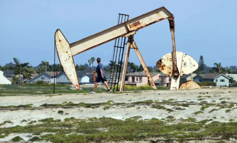 Oil extends gains after fresh US strikes