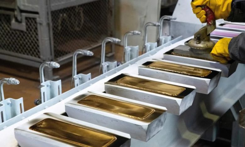Gold eases as markets await Fed minutes for direction